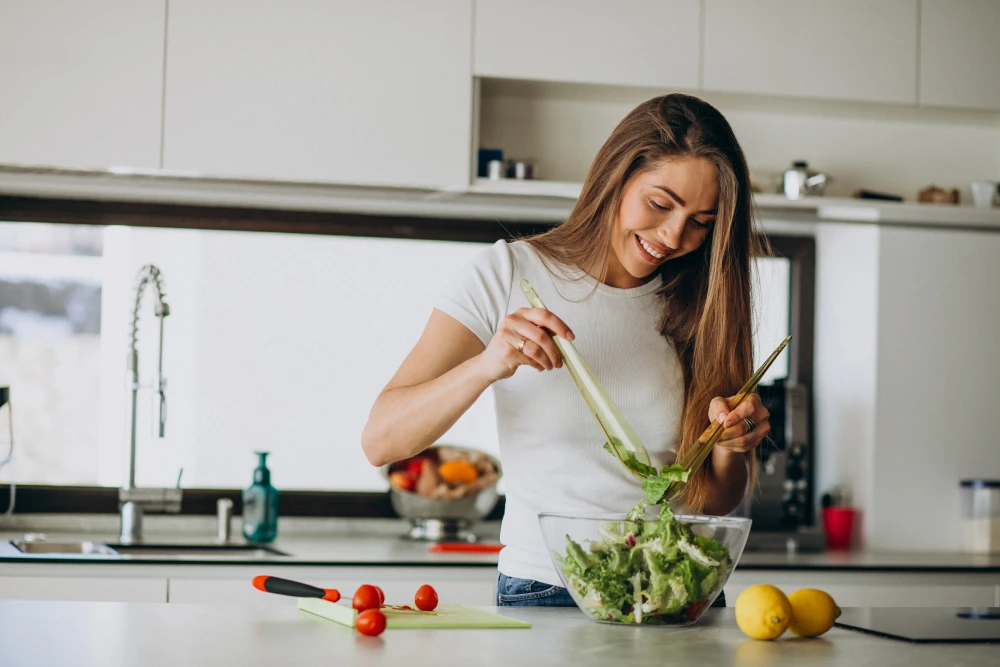 femme prepare salade Nathalie BERTRAND - diététicienne nutritionniste sur gap et laragne - consultations diététiques
